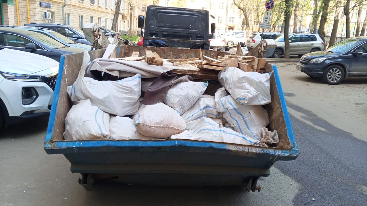 Вывоз мусора из магазина в Москве в октябре
