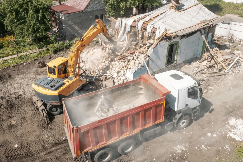 Вывоз мусора после сноса зданий с выездом в Москве в октябре