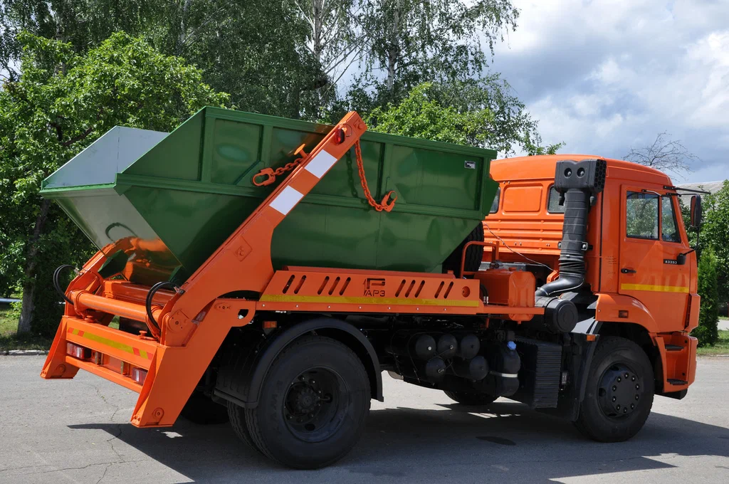 Заказ бункеровоза для вывоза мусора и отходов в Москве в октябре