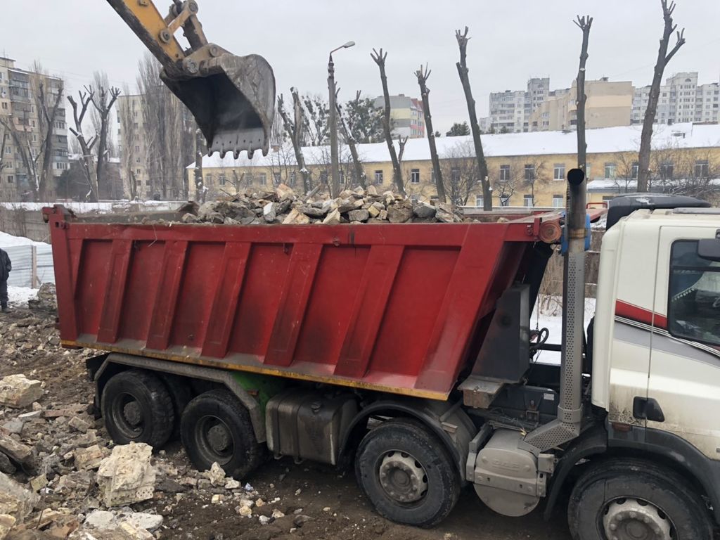 Вывоз мусора Камазом в Москве в октябре