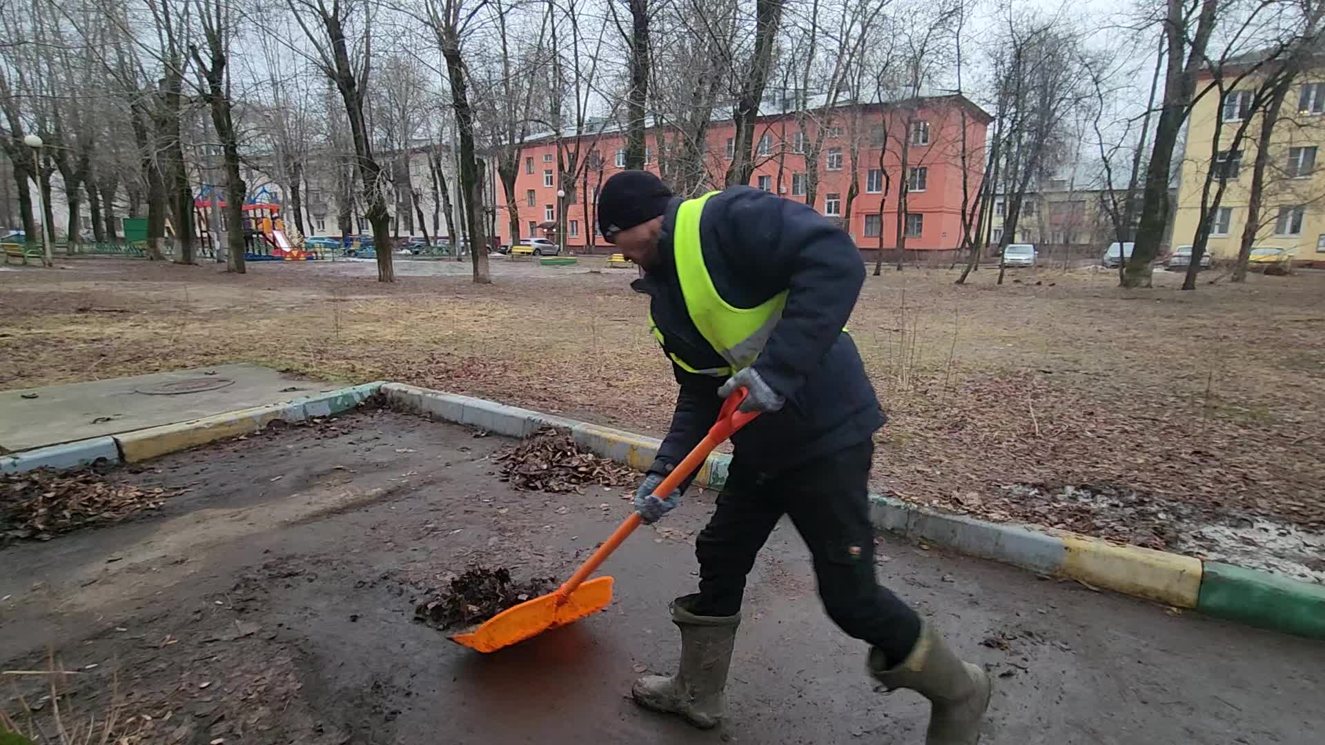Уборка территорий в Москве в октябре