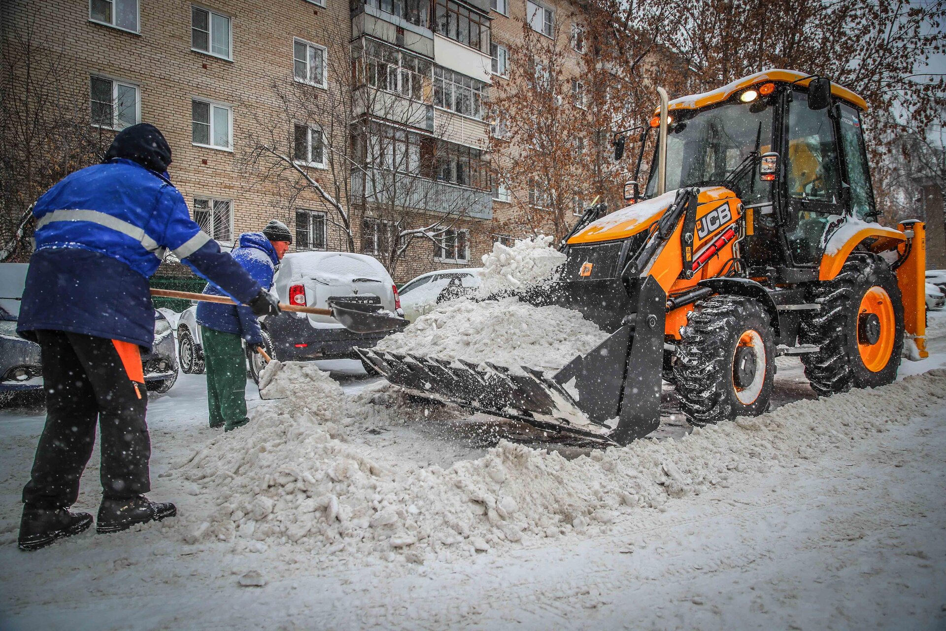 Очистка дворов от снега и наледи в Москве — уборка снега, трактор и ручная, цены от 529 руб. | ПроМусор
