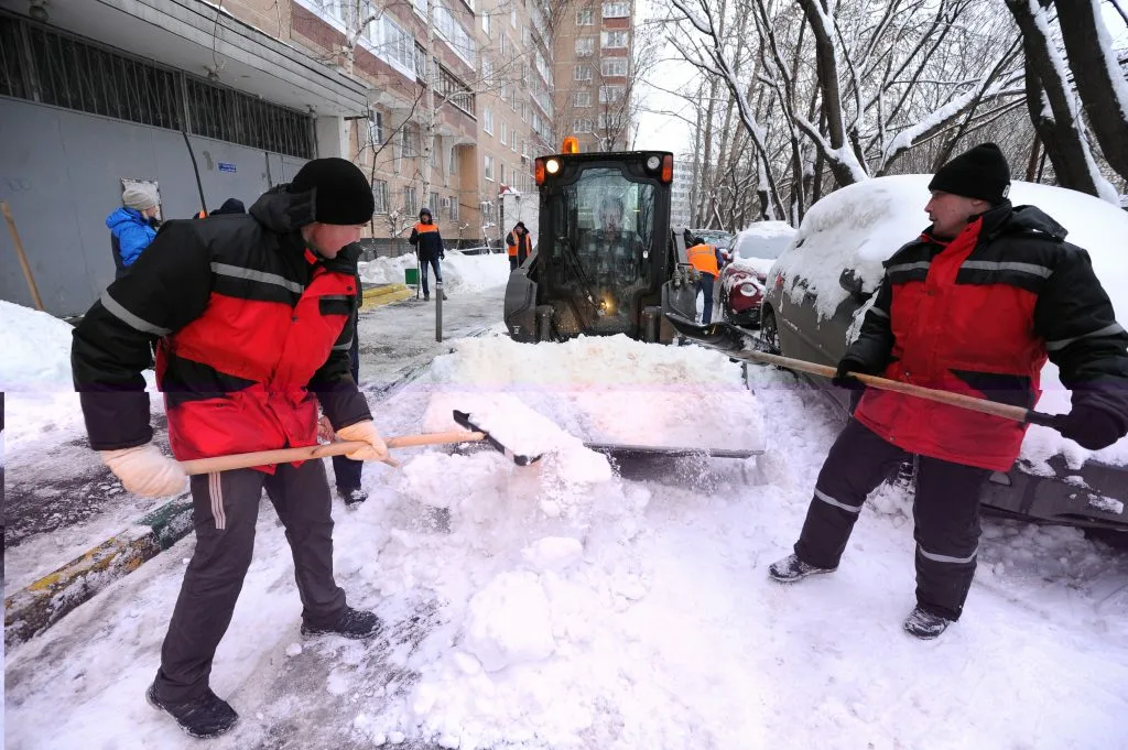 Очистка дворов от снега с гарантией результата в Москве в октябре